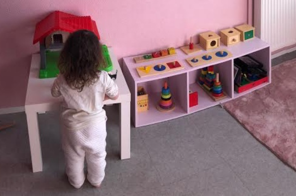 Petite fille de 2 ans qui fait du Montessori depuis la naissance